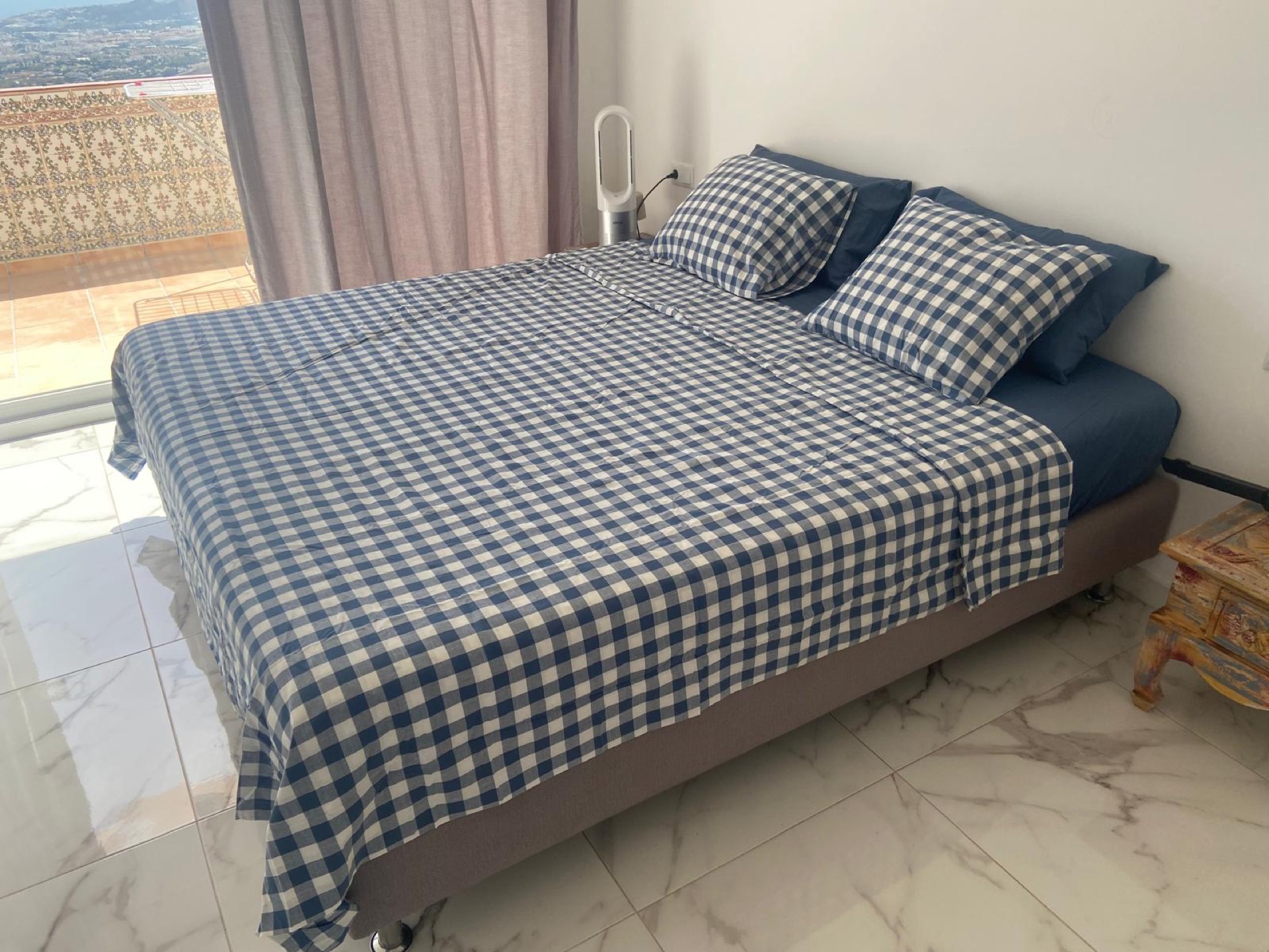 King bedroom opening onto the terrace